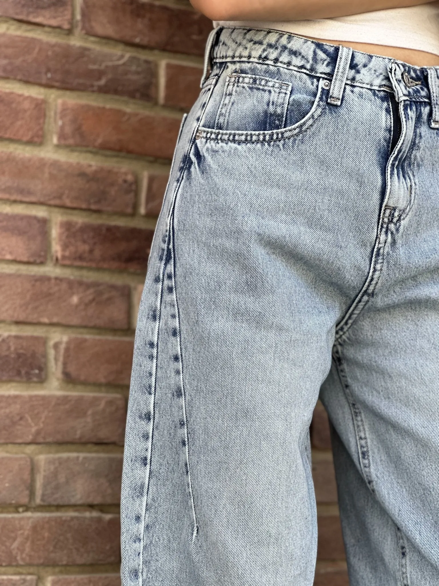 Balloon - Light Acid Wash Jeans.