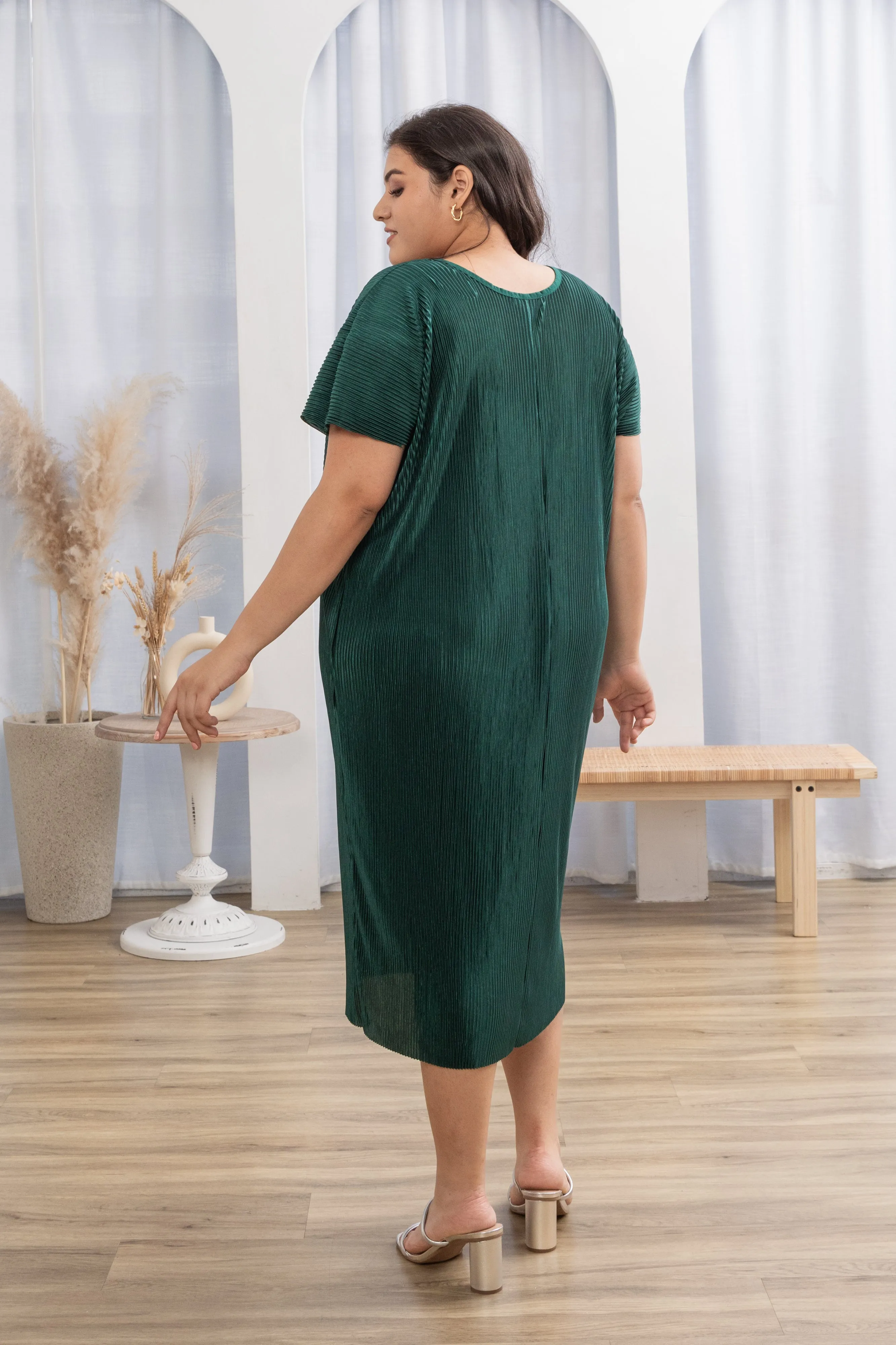 Victoria Pleated Dress In Emerald Green