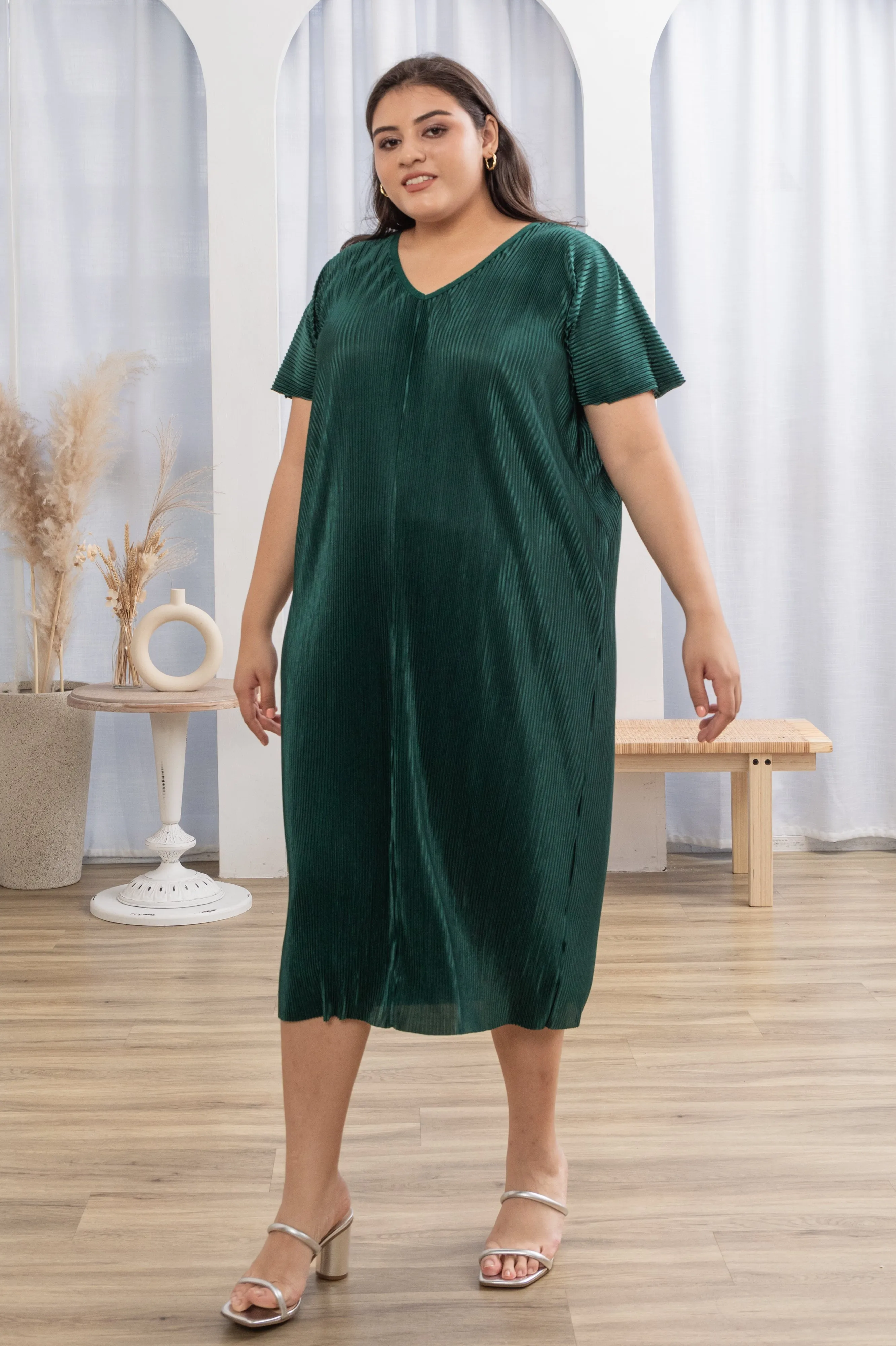 Victoria Pleated Dress In Emerald Green