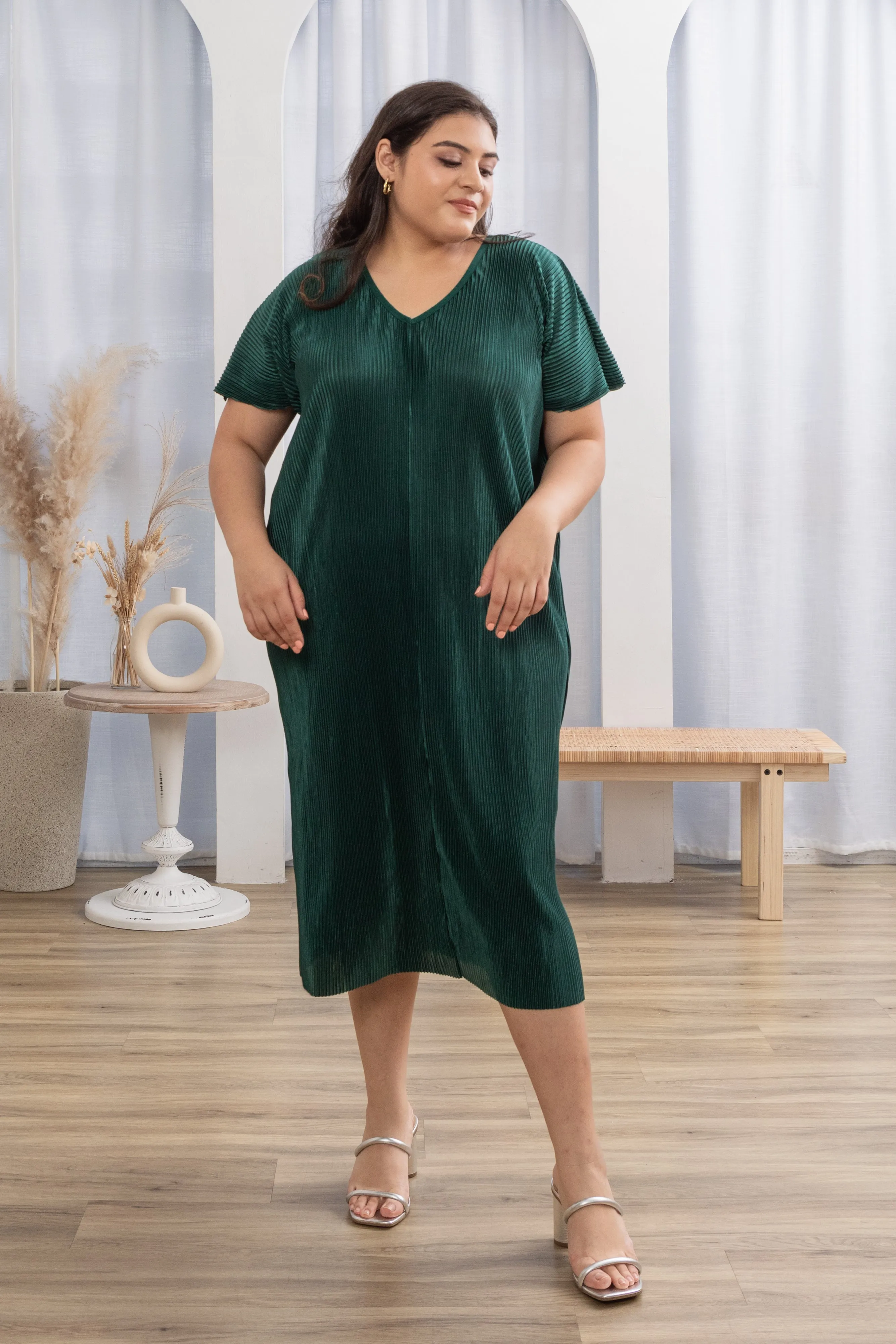 Victoria Pleated Dress In Emerald Green