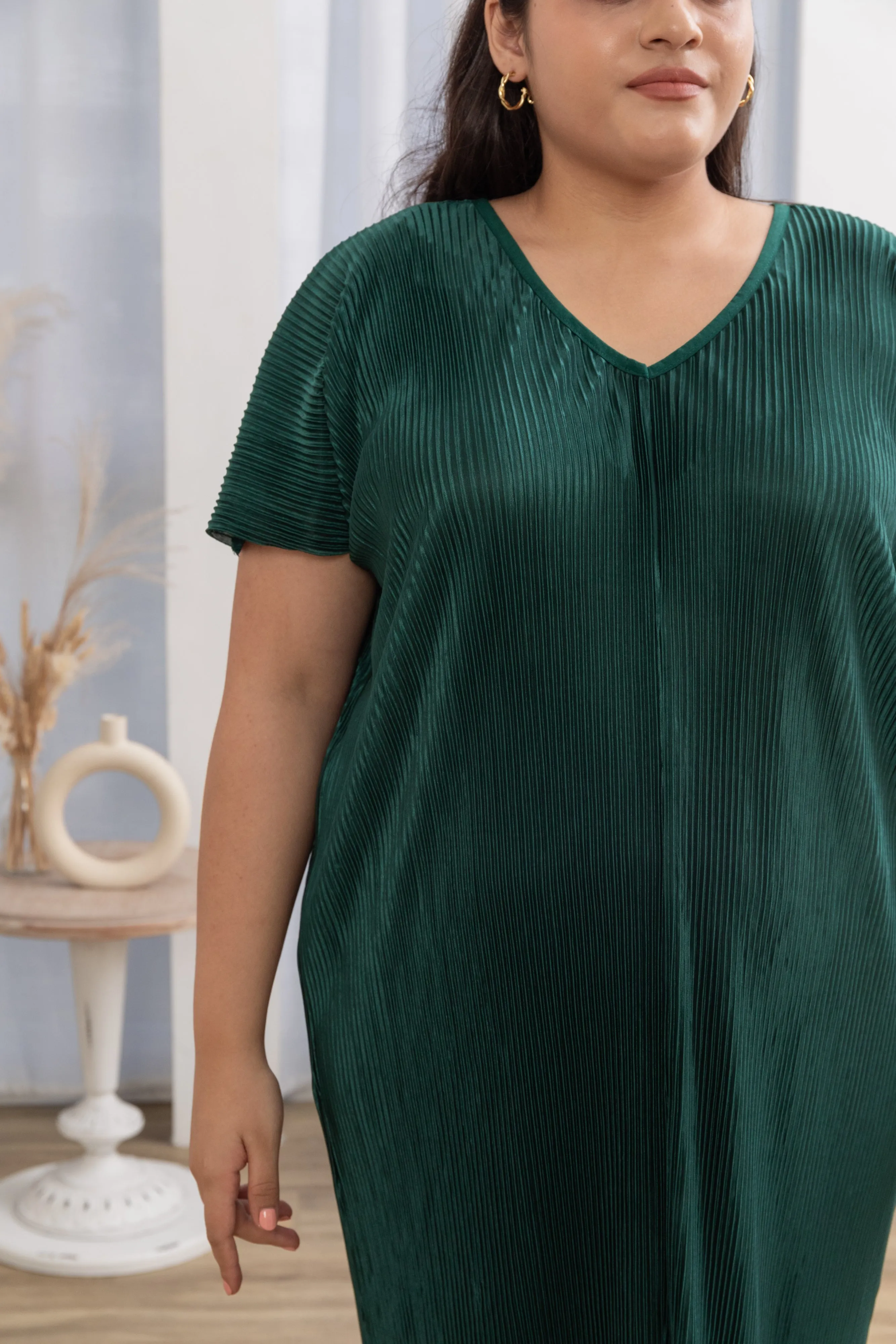 Victoria Pleated Dress In Emerald Green